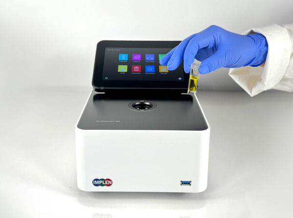 Implen-C40-UV-Vis-spectrophotometer-nanovolume-cuvette-nanodrop-alternative-made-in-germany-hand